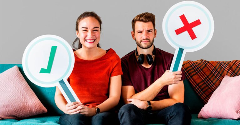 Empréstimo pessoal: vantagens e desvantagens 3 Empréstimo pessoal vantagens e desvantagens: pessoa comparando propostas de crédito