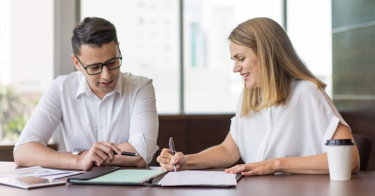 O que é um empréstimo e como funciona: pessoa analisando contrato