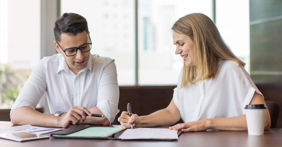 O que é um empréstimo e como funciona? 1 O que é um empréstimo e como funciona: pessoa analisando contrato