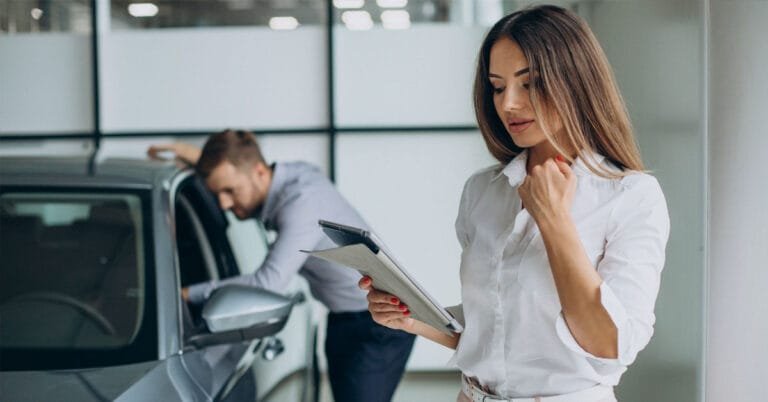 Pessoa calcula se pode usar carro financiado como garantia de empréstimo.