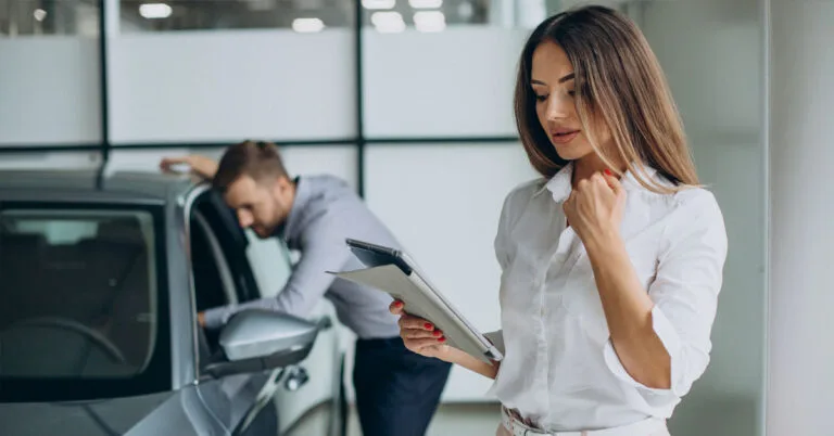 Pessoa calcula se pode usar carro financiado como garantia de empréstimo.
