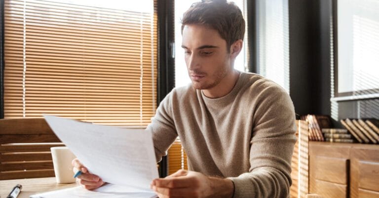 Pessoa revisando o checklist antes de assinar contrato de empréstimo.