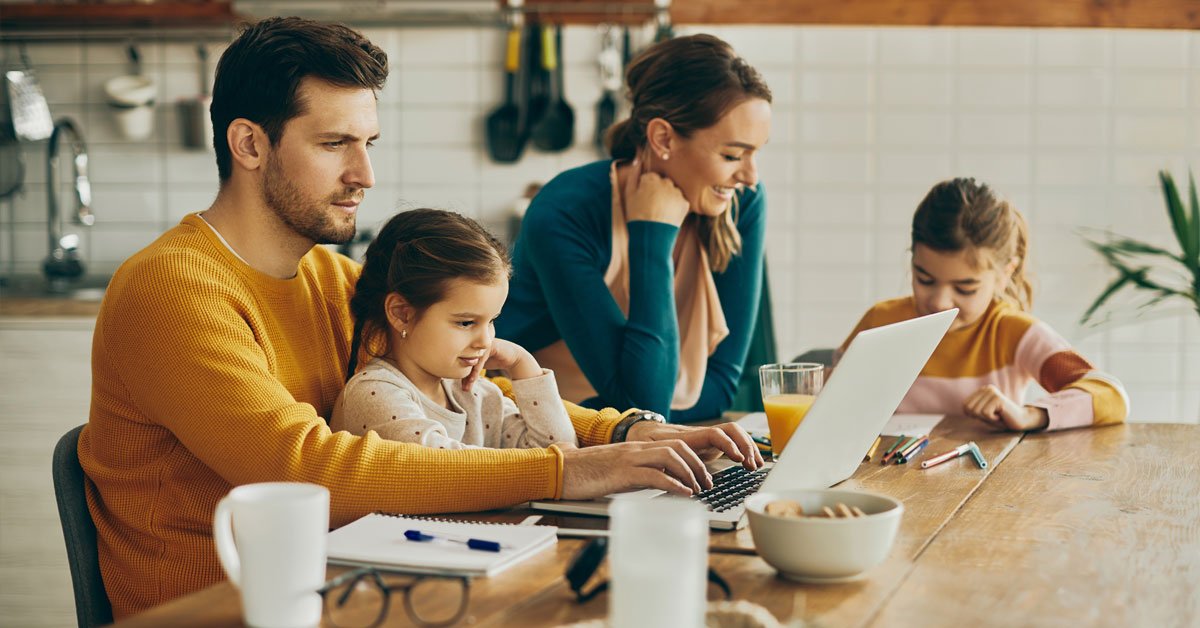 Como montar um orçamento familiar simples para saber se pode pegar um empréstimo 1 Família organizando como montar um orçamento familiar simples antes de pegar um empréstimo