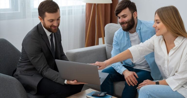 Casal avaliando as condições do empréstimo com garantia de imóvel com um consultor.
