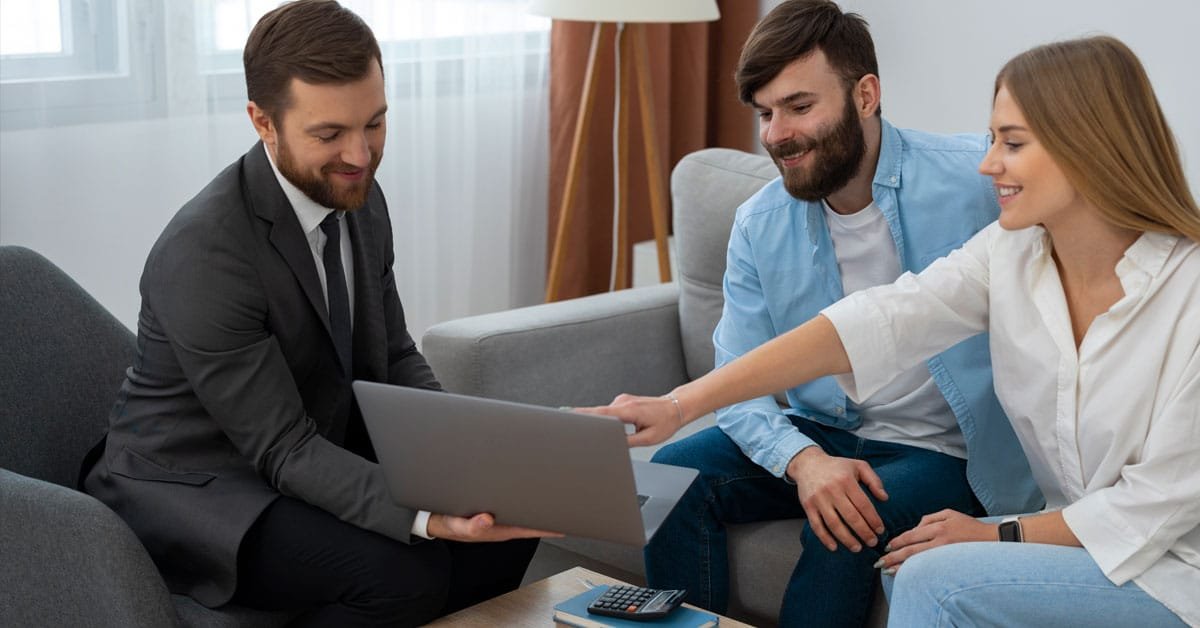 Empréstimo com Garantia de Imóvel: Guia Completo sobre Como Funciona, Valores e Riscos 1 Casal avaliando as condições do empréstimo com garantia de imóvel com um consultor.