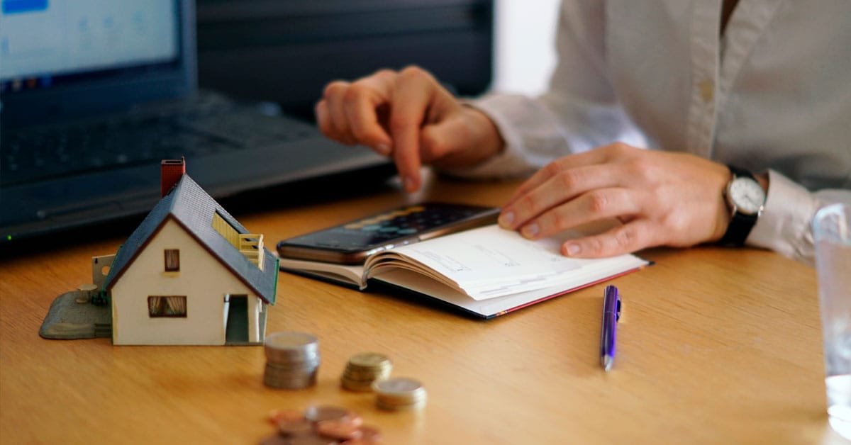 Pessoa avalia empréstimo com imóvel quitado para negativado antes de contratar crédito.