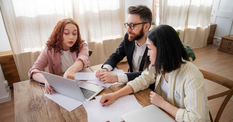 Pessoas decidindo entre empréstimo com ou sem garantia analisando dois contratos