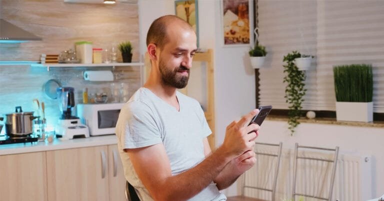 Pessoa vendo que empréstimo pessoal online é seguro e contratando