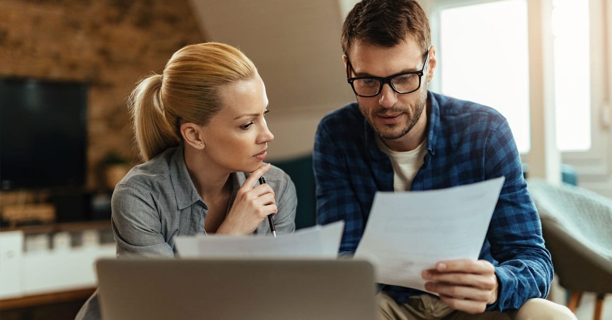 Imóvel financiado como garantia de empréstimo: É possível? 1 Pessoa verificando se pode usar imóvel financiado como garantia de empréstimo