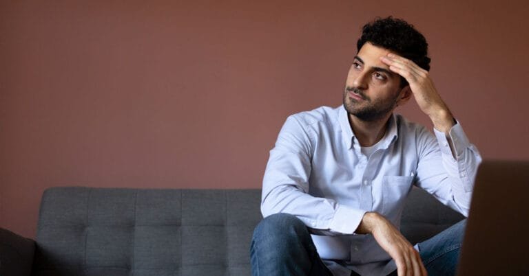 Pessoa entendendo o que acontece com o imóvel se não pagar as parcelas
