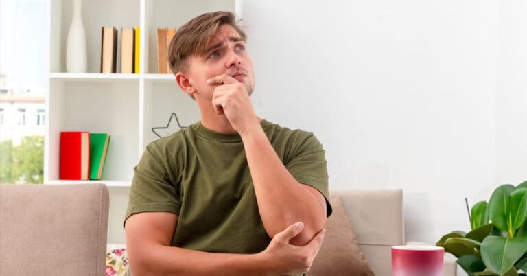 Pessoa decidindo entre refinanciar ou fazer um novo empréstimo com garantia