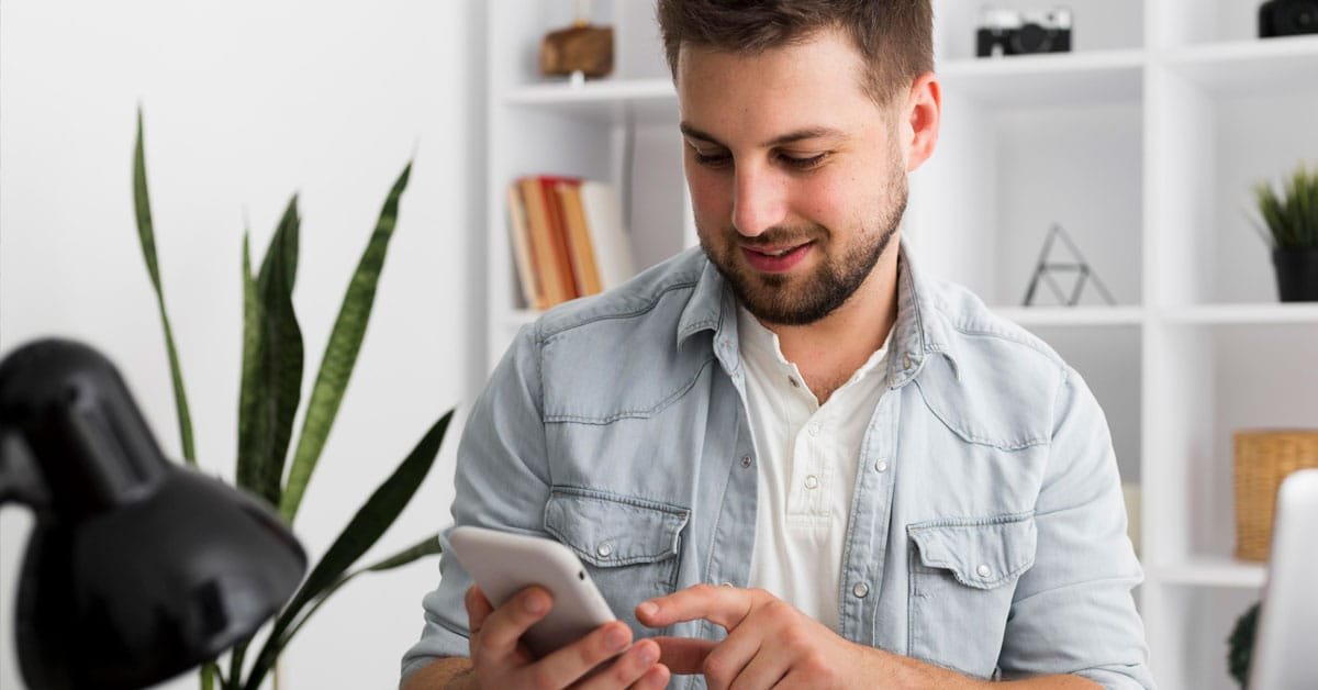 Score baixo empréstimo: pessoa consultando a pontuação de crédito no celular