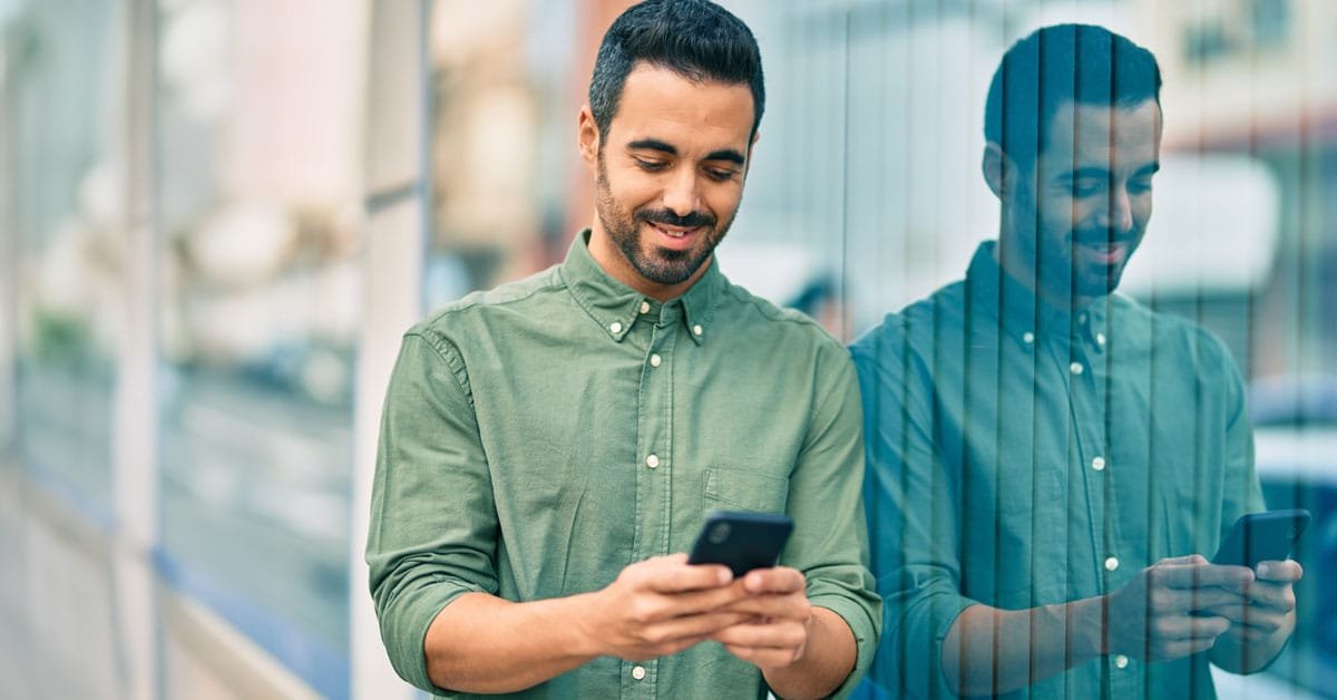 Como negociar dívidas direto com o banco antes de recorrer a um novo empréstimo 1 Pessoa que vai negociar dívidas direto com o banco pelo aplicativo