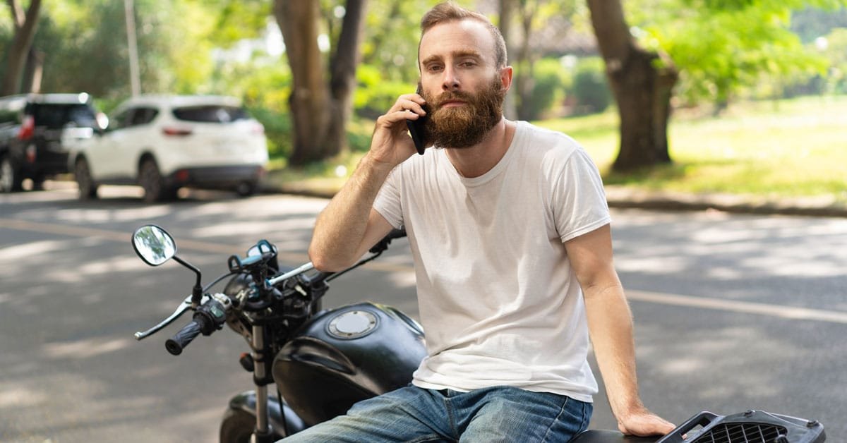 Empréstimo com garantia de moto: como funciona 1 Pessoal vendo as vantagens do empréstimo com garantia de moto