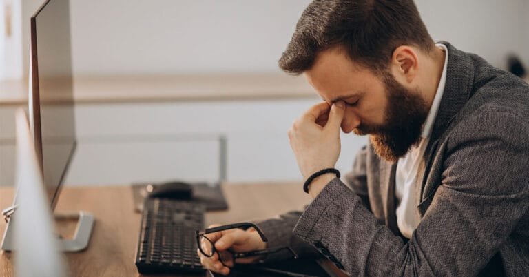 Pessoa analisando opções de empréstimo para negativado sem garantia no computador