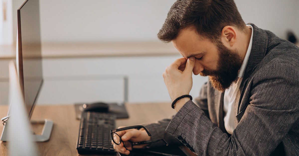 Empréstimo para negativado: quais opções existem sem garantia 1 Pessoa analisando opções de empréstimo para negativado sem garantia no computador