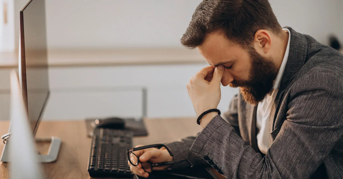 Pessoa analisando opções de empréstimo para negativado sem garantia no computador